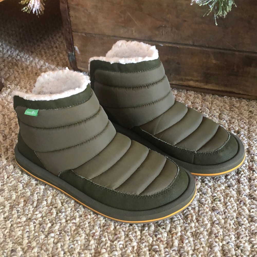EUC Sanuk puff n chill ankle booties